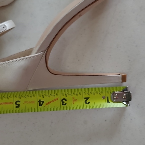 Antonio Melani women's cream satin heeled sandals size 8.5 - Picture 12 of 12
